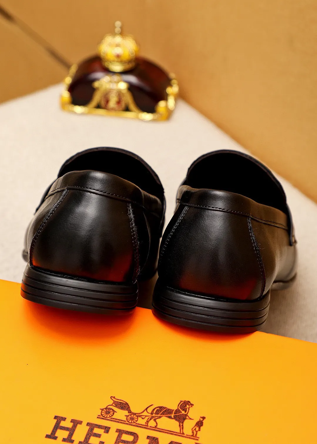 Men's shoes 💰460 💐 Product trademark: HERMES "Hermès" fashion leather shoes Regular size: 39-44 (38.45.46🉑️Customized) Product materials: Selected imported first-layer cowhide upper + classic hardware buckle, imported water-dyed cowhide lining. Strong three-dimensional visual effect, rubber outsole Color: 1⃣️color optional